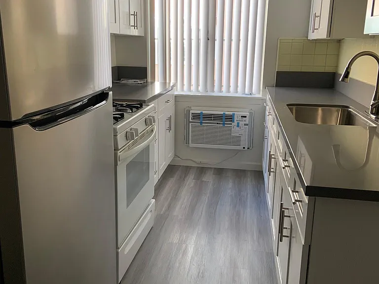 540 S Serrano Ave — Photo 9