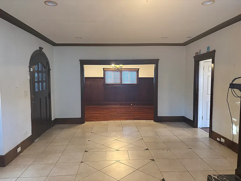 2320 S La Salle Ave — Photo 6
