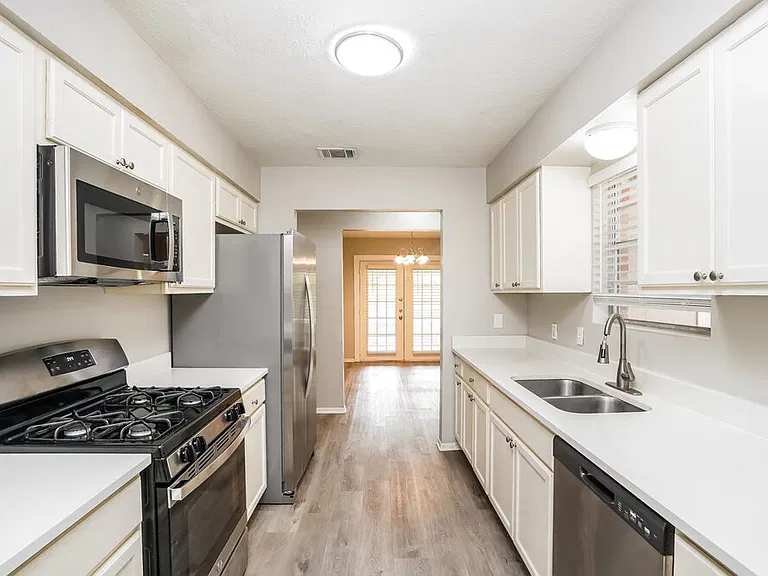 332 Coventry Ln — Photo 8
