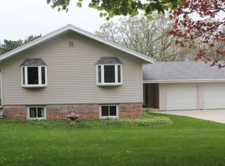 W301S2863 Snowdon Dr, Waukesha, WI 53188