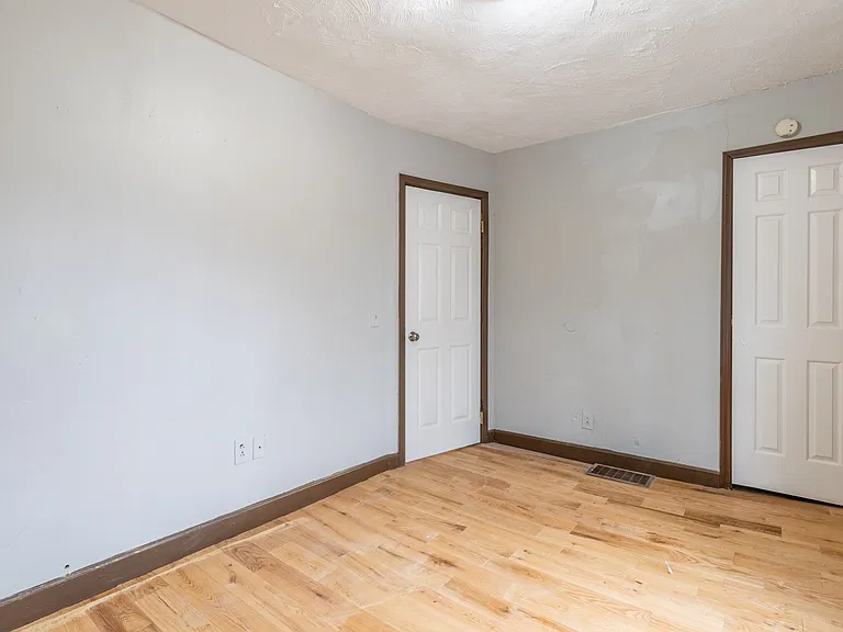 327 Saxton St — Photo 4
