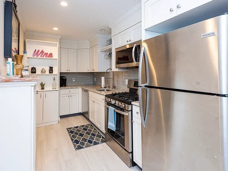 1 Greenbriar Dr #305 — Photo 15