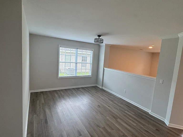 531 Mansfield Ln — Photo 10