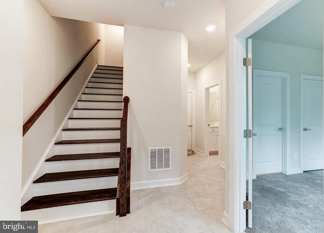 4 bed, 4.5 bath, 2500 sqft, $4,190 — Photo 2
