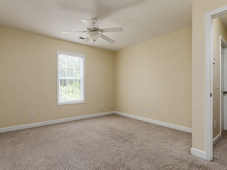 202 Clover Ct — Photo 17