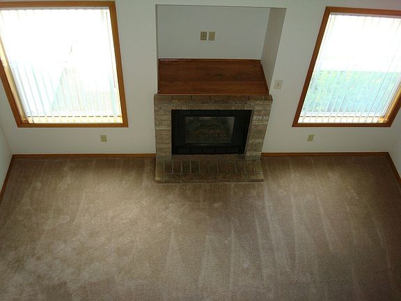 Gas fireplace, 20 ft ceilings in living room