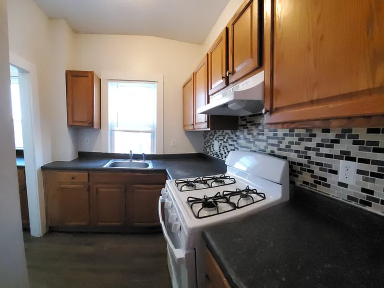 47 Calmar St #3 — Photo 9