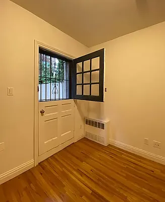Building, photo 1