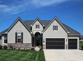 6290 Edgewater Dr, Parkville, MO 64152