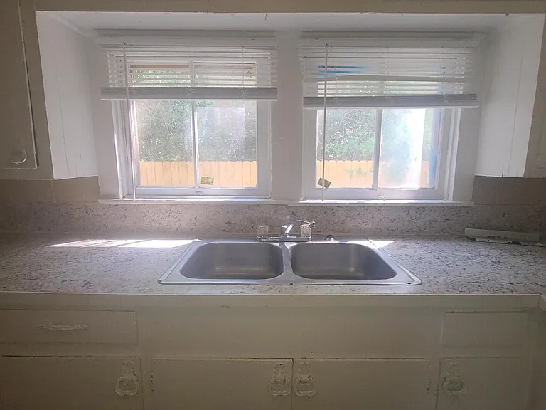 1032 N Railroad Ave — Photo 6