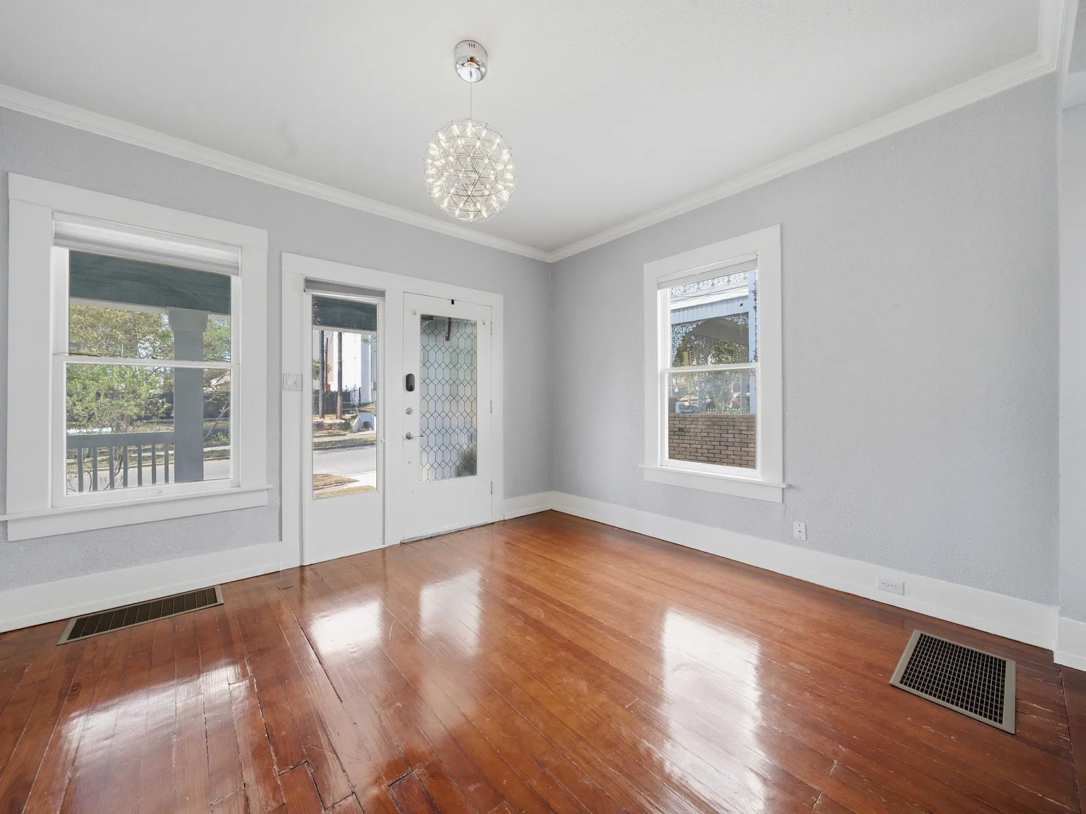 141 E Woodlawn Ave — Photo 3