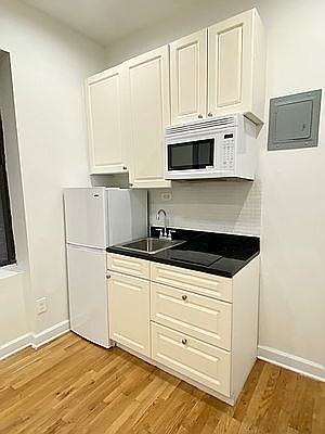 3rd image of 128 W 13th St APT 4