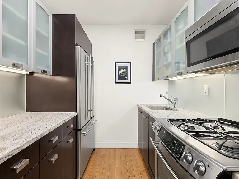 212 E 47th St #25C — Photo 4