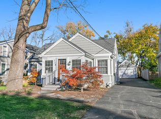 115 N Hager Ave, Barrington, IL 60010