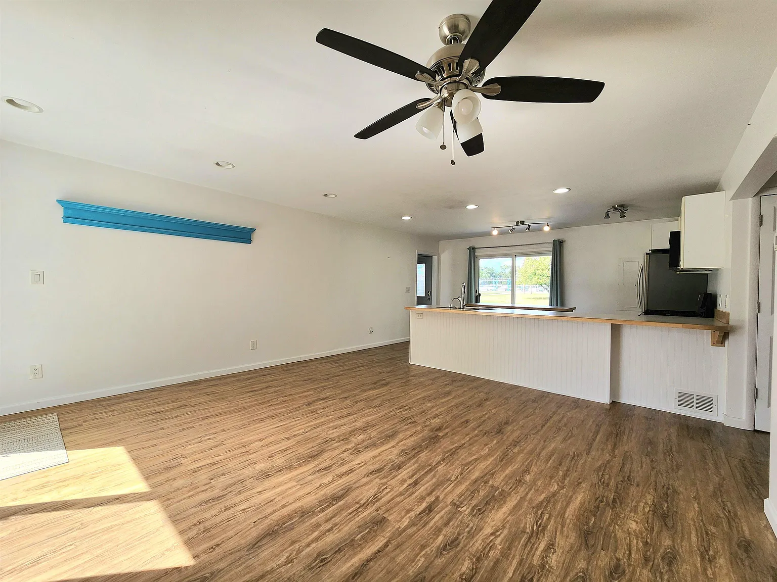 3 bed, 2.0 bath, 1200 sqft, $1,600 — Photo 2