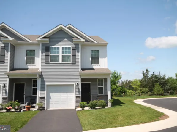 962 Still Waters Ln, Pennsburg, PA 18073