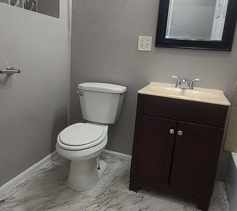 4th image of 5253 S Prairie Ave #2