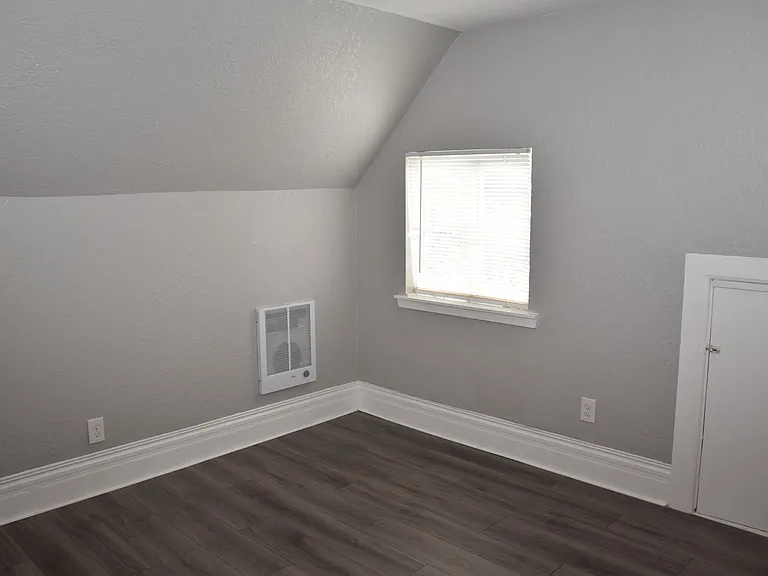 906 S J St — Photo 15