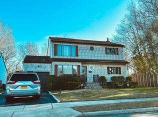 25 Knickerbocker Rd S, Plainview, NY 11803