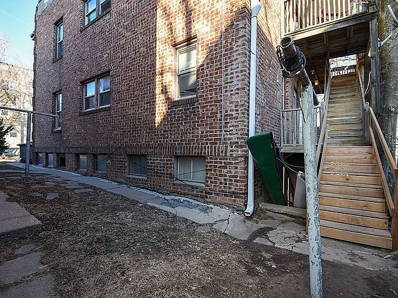 4th image of 2565 Marcy St
