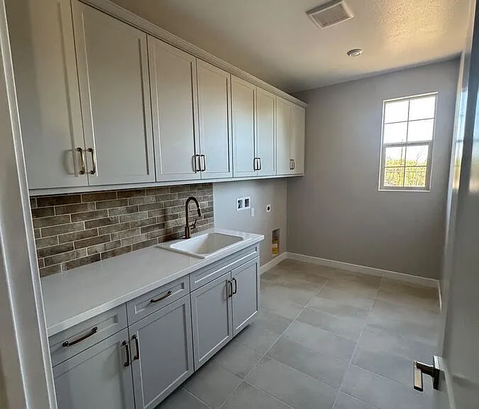 1364 Amanda Ln — Photo 2