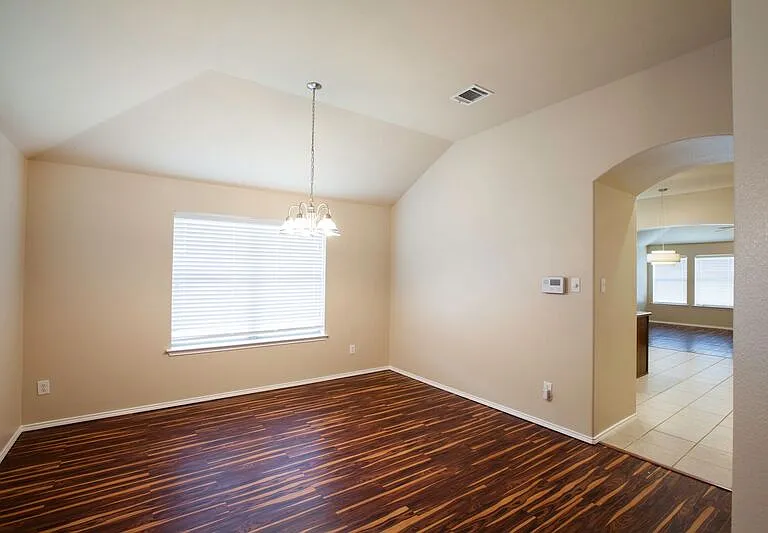 709 Alder Dr — Photo 3
