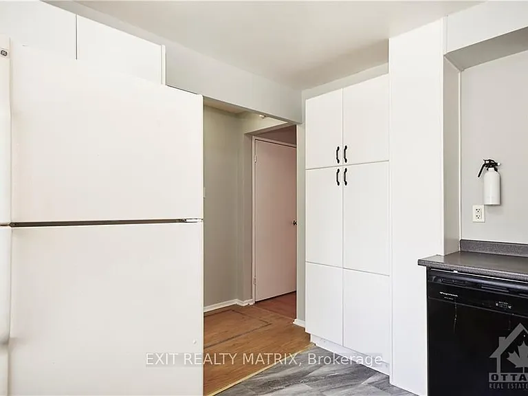 2988 Fairlea Cres — Photo 7