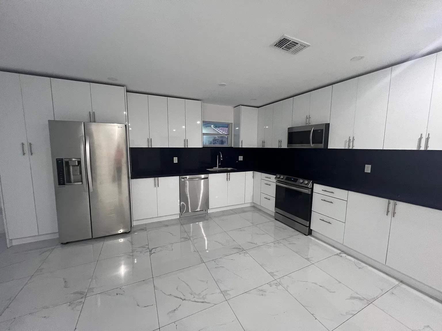 3 bed, 1680 sqft, $3,600 — Photo 3