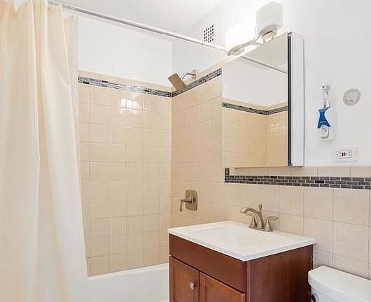 5th image of 155 E 34th St APT 14K