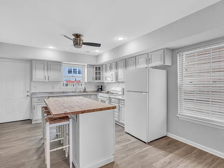 28 Bay Ave — Photo 8