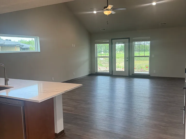 101 W Ida Ln — Photo 2