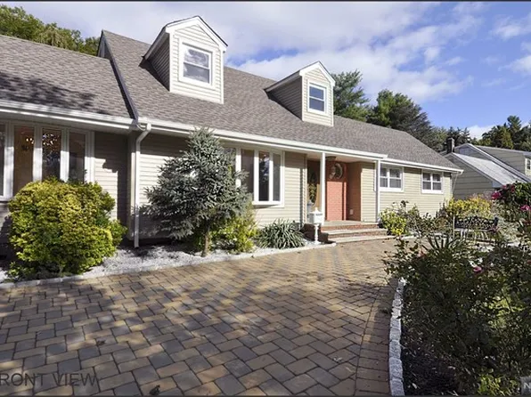 14 Palm Ct, Paramus, NJ 07652