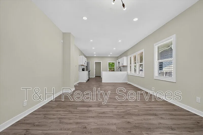 3 bed, 2.0 bath, 1216 sqft, $2,195 — Photo 4