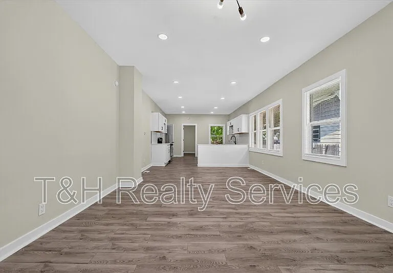 320 W 39th St — Photo 4