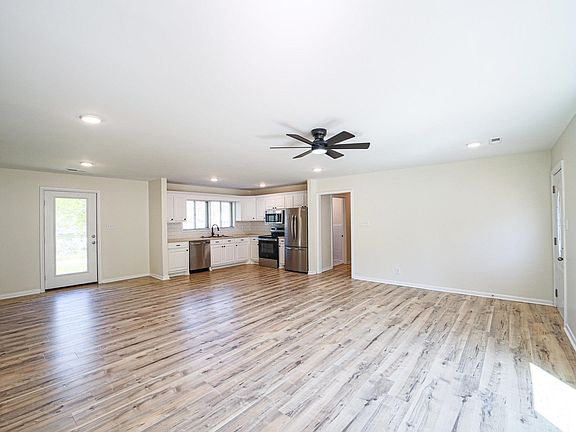 4th image of 208 Roosevelt Ave