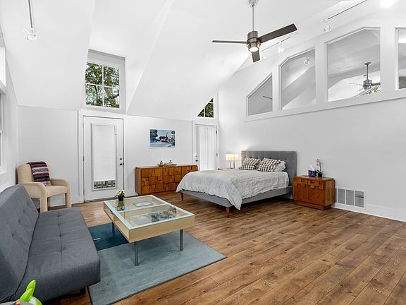 5th image of 215 Beauregard St Unit B
