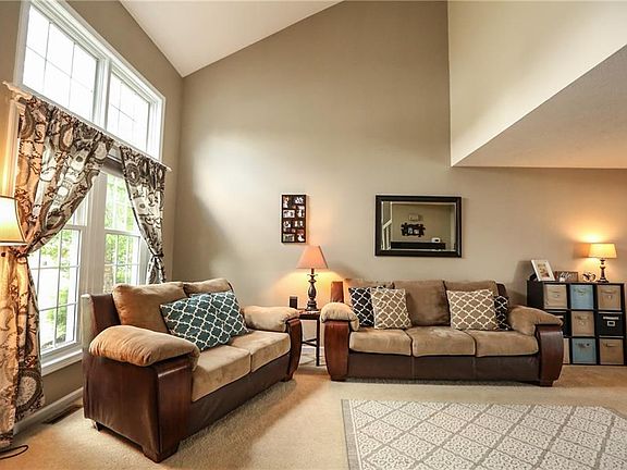 3rd image of 6 Ardsley Cir