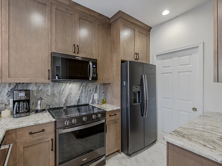 300 Stratford Ln #300 — Photo 42