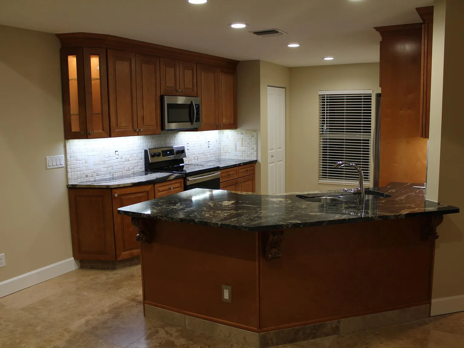 928 NW Spruce Ridge Dr — Photo 4