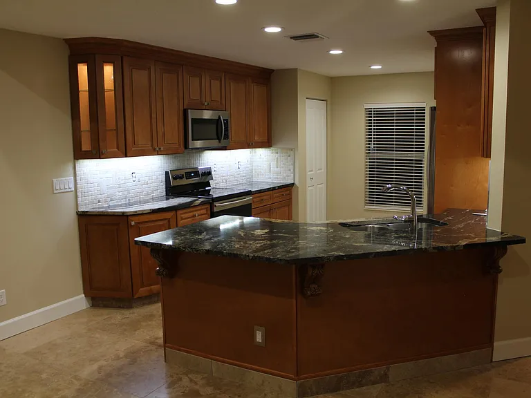 928 NW Spruce Ridge Dr — Photo 5