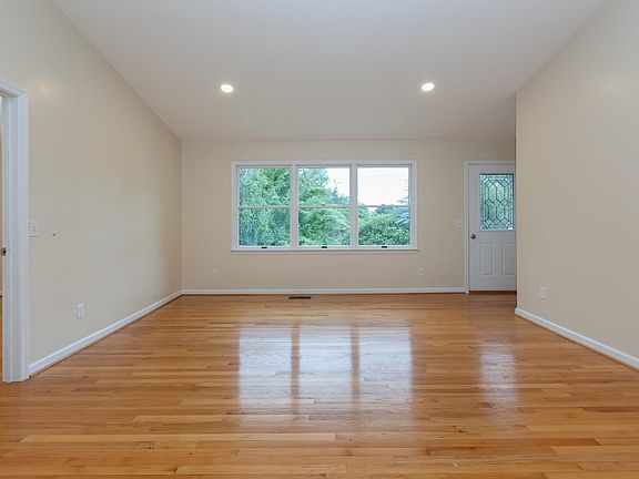 4th image of 640 Greenwood St
