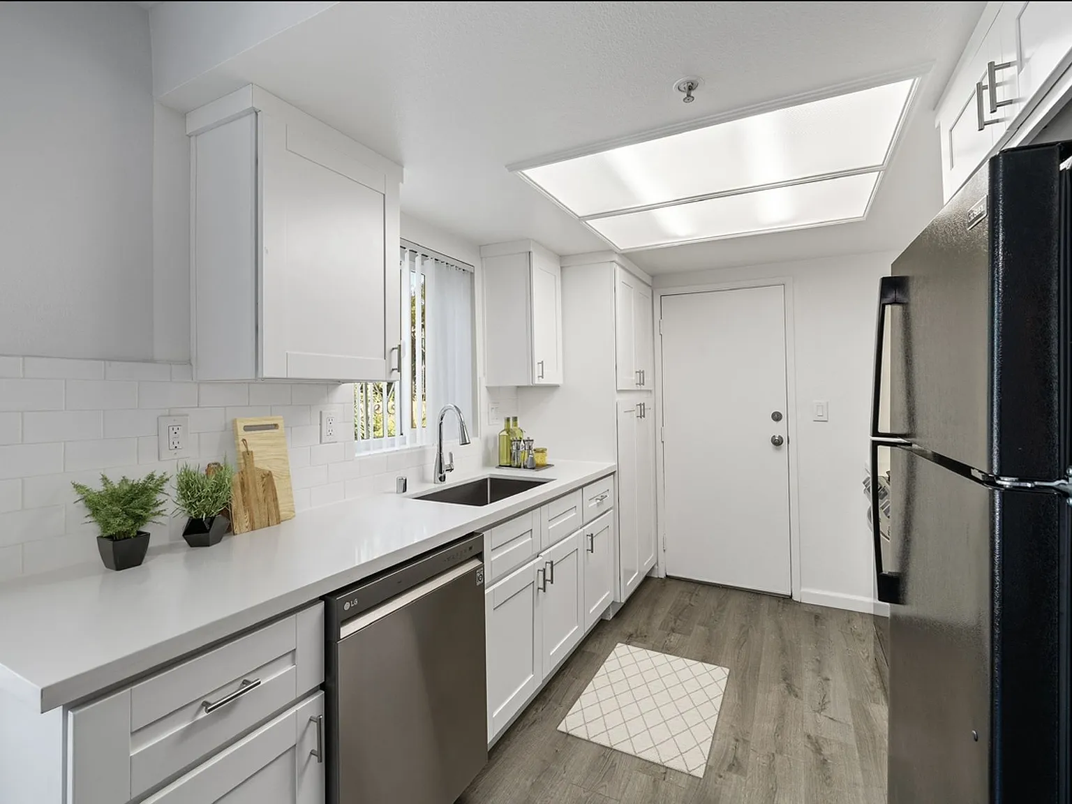 615 N. Juanita Ave — Photo 2