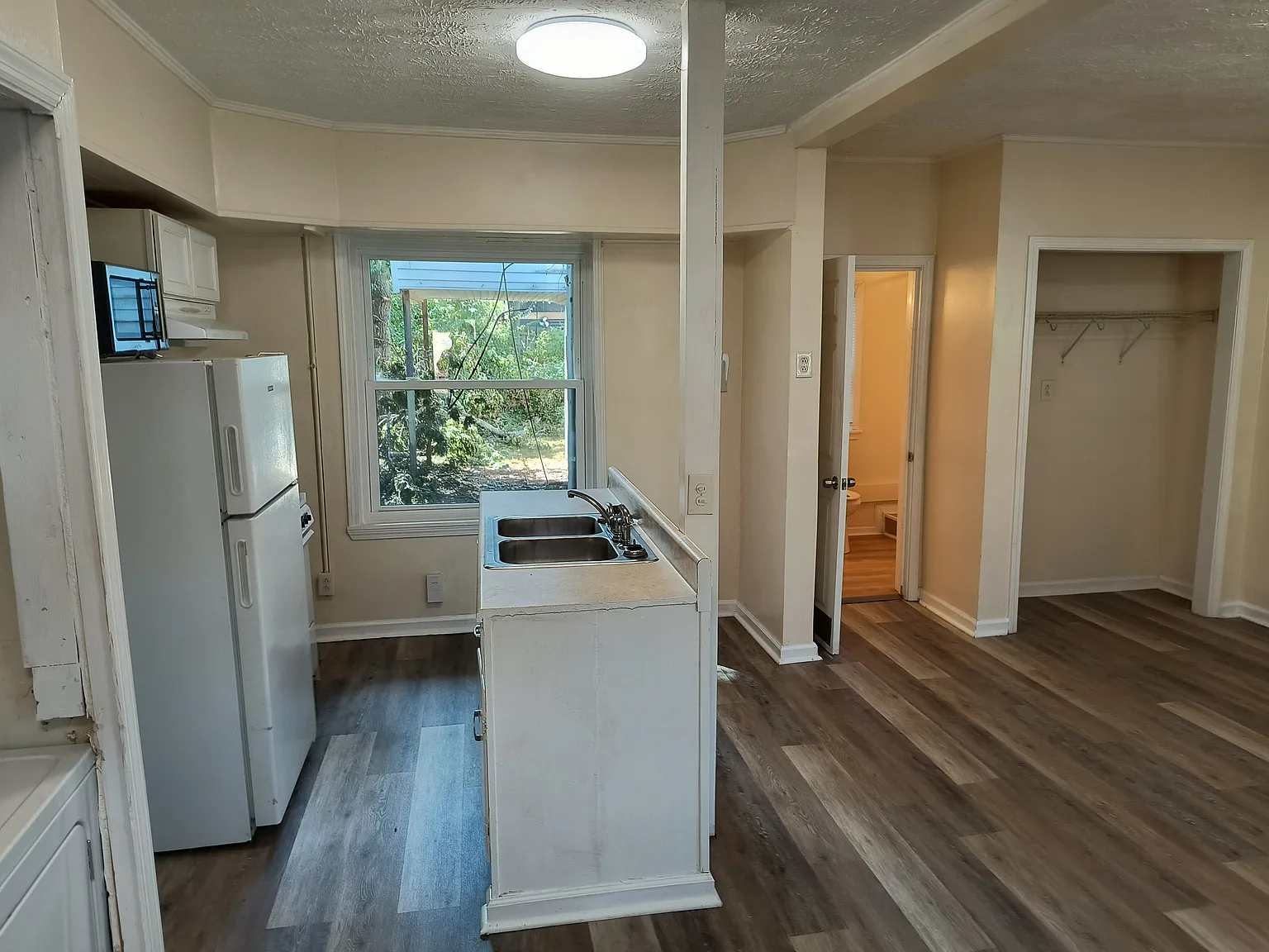 Studio, 400 sqft, $1,050 — Photo 2