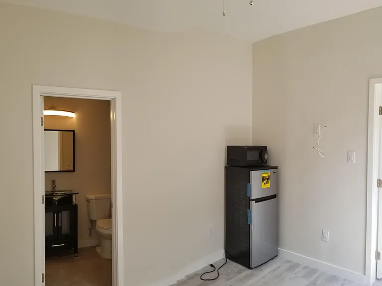 731 1/2 E 32nd St #B — Photo 1