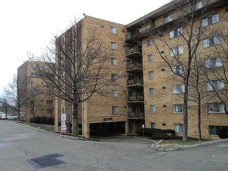 Southpointe Towers — Photo 1