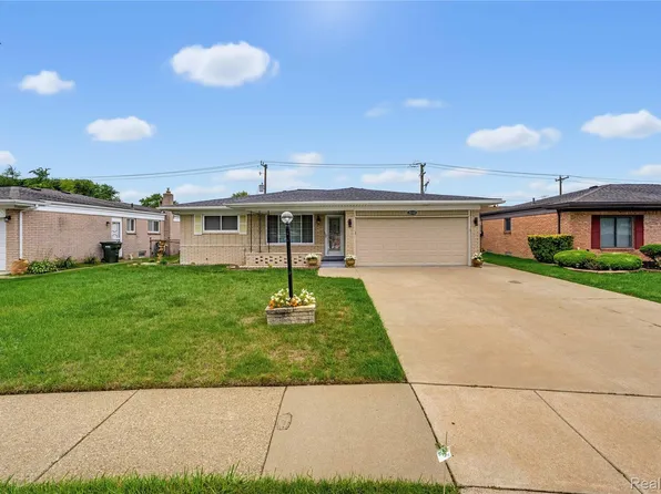 35185 Marina Dr, Sterling Heights, MI 48312
