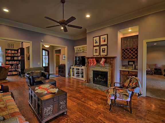 4th image of 1650 Arborway Cir