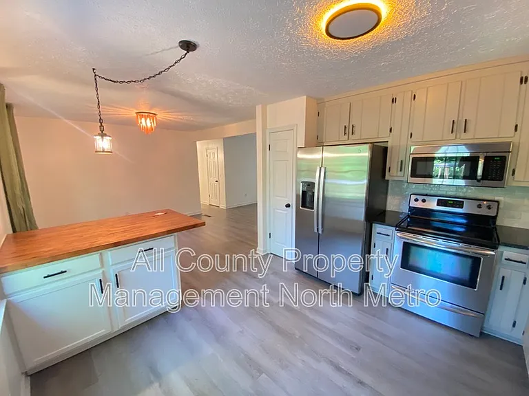 410 Riverlake Ct — Photo 3