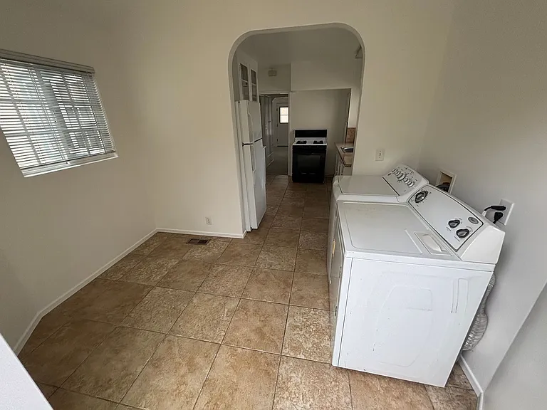 1330 Carmelita Ave — Photo 15