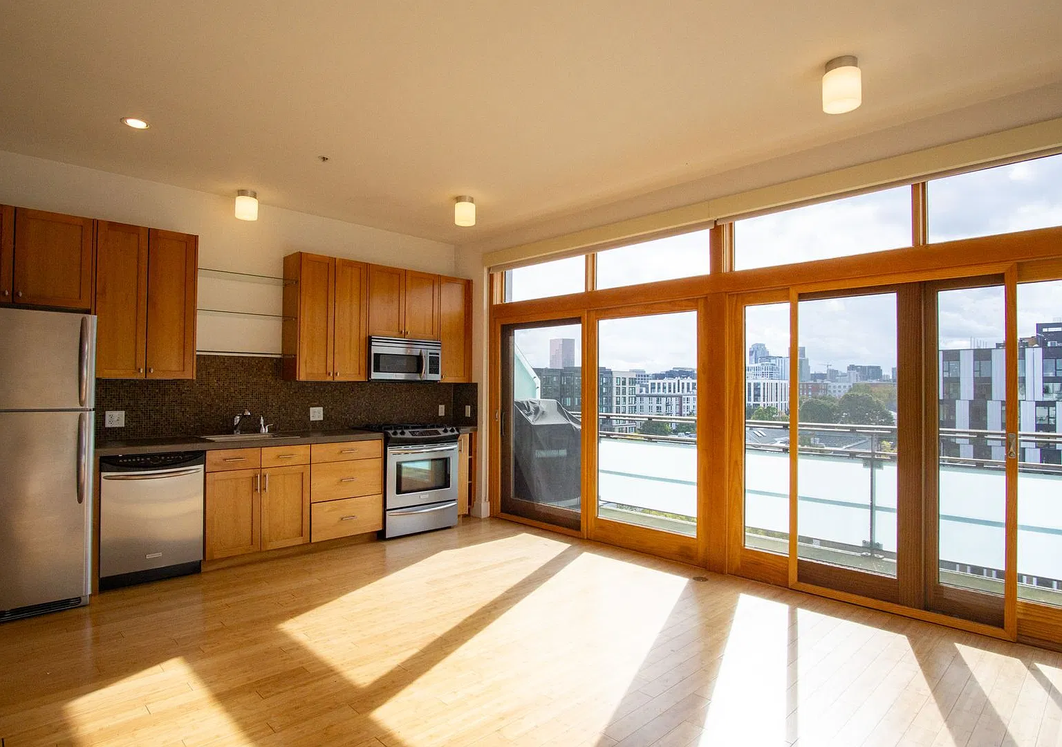 Slabtown: Stunning Top-Floor One-Bedroom with Balcony! — Photo 1
